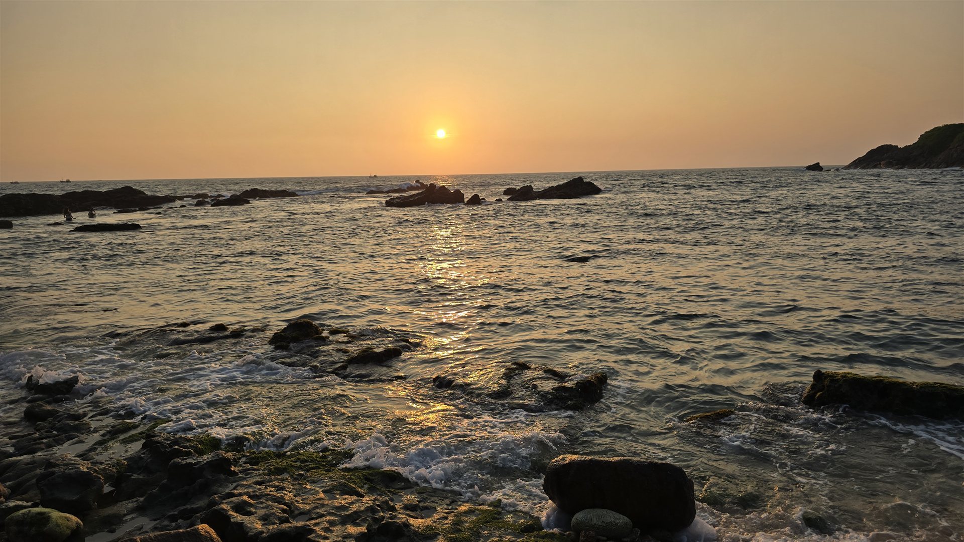 Meeresküste bei Sonnenuntergang mit Felsen, Sri Lanka