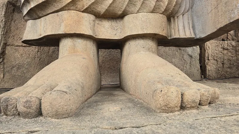 Steinerne Füße des Aukana Buddha, Sri Lanka