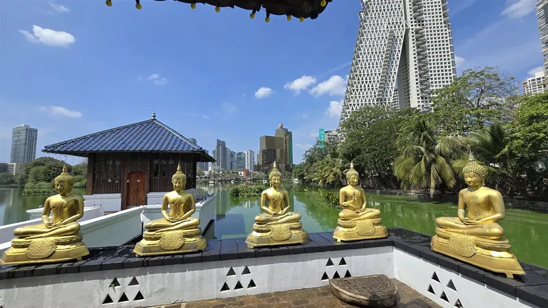 Seema Malaka Tempel auf dem See, Colombo Skyline