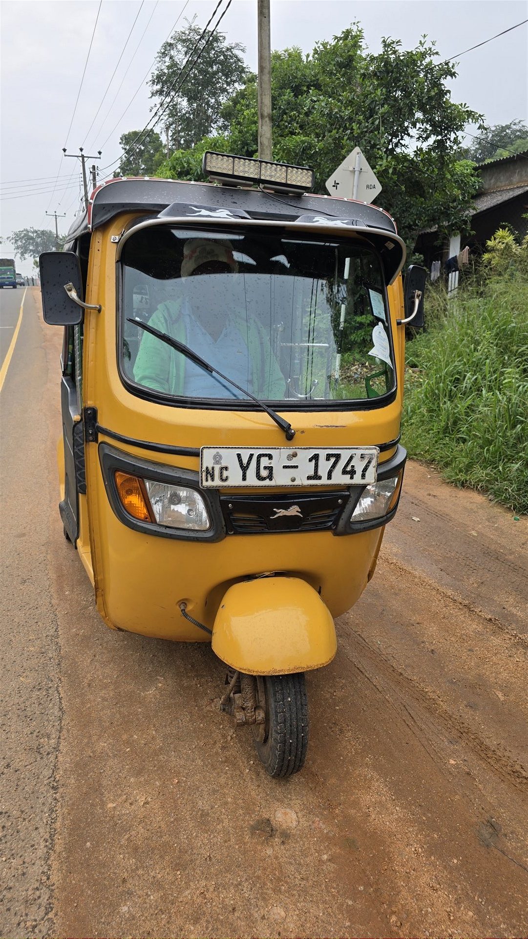 Gelbes Tuk-Tuk, typisches Transportmittel in Sri Lanka